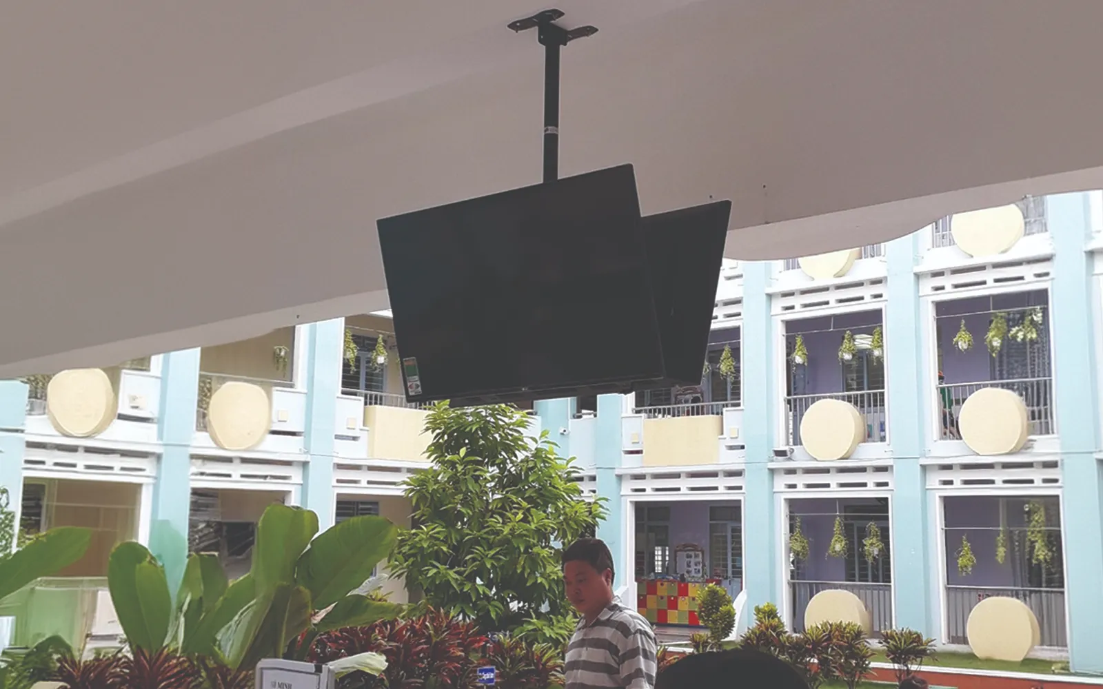 gia-treo-tha-tran-2-man-hinh-12