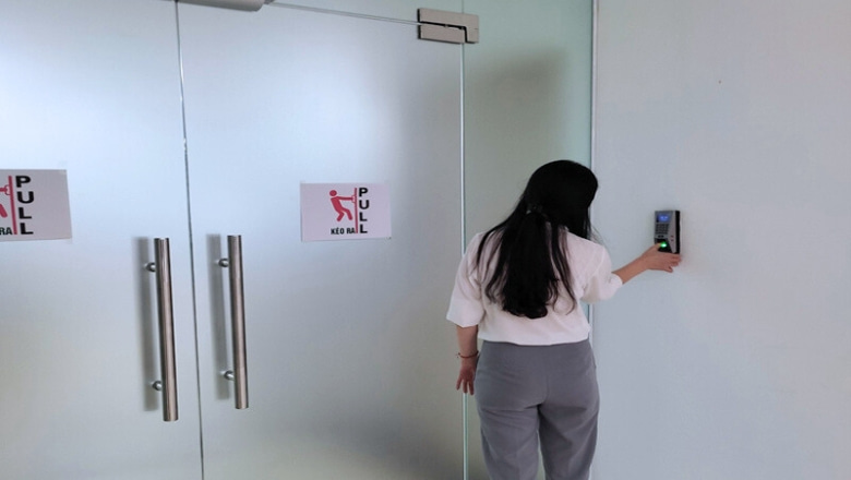 hệ thống máy chấm công kiểm soát cửa vừa chấm công vừa quản lý ra vào