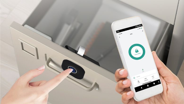 Sử dụng khoá tủ thông minh thuận tiện hơn